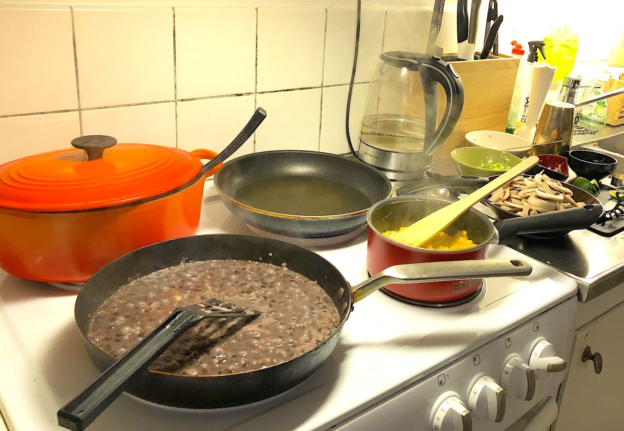 Lite kaos får en ju räkna med, men gör bort det tråkigaste innan gästerna kommer som att hacka lök och gråta och sådant. Se till att ha snacks och dryck i beredskap för alla matlagare.