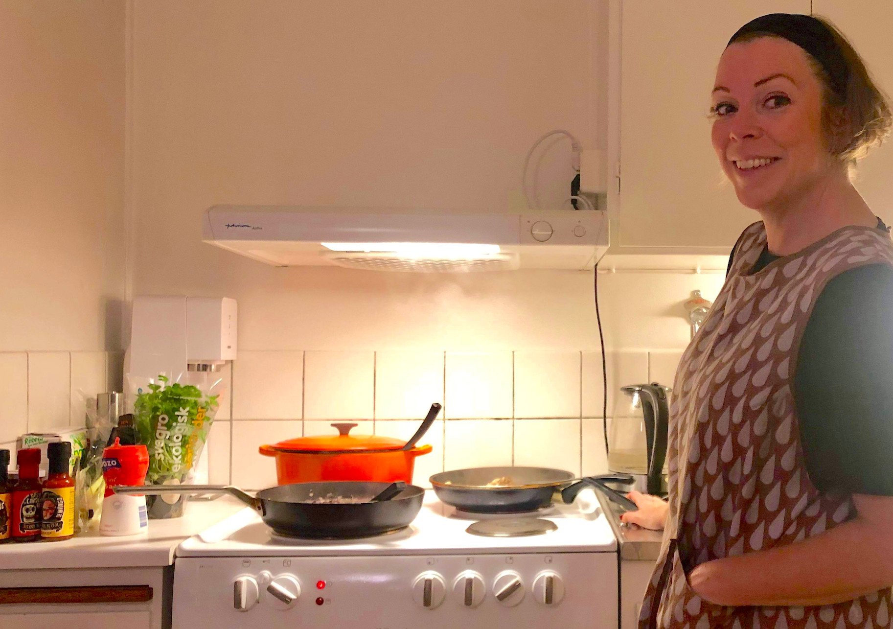 Här vid spisen ryms det högst två pers, så en arbetsstation får vara på köksbordet.