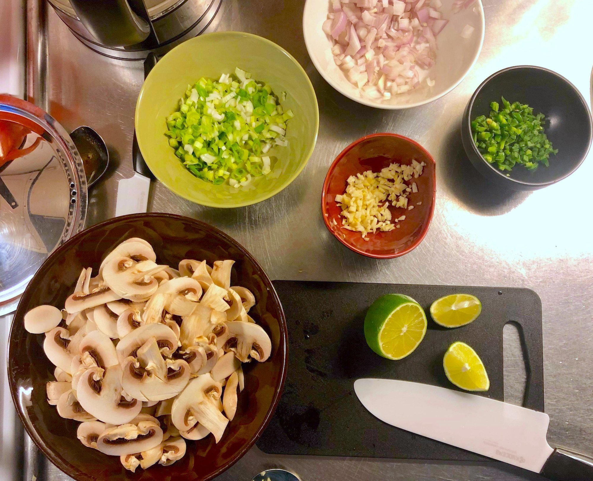 En bra grej när ni är flera som ska laga mat tillsammans är att preppa lite lagom innan. Jag passar på att hacka lök och jalapeño och skiva svamp till exempel.