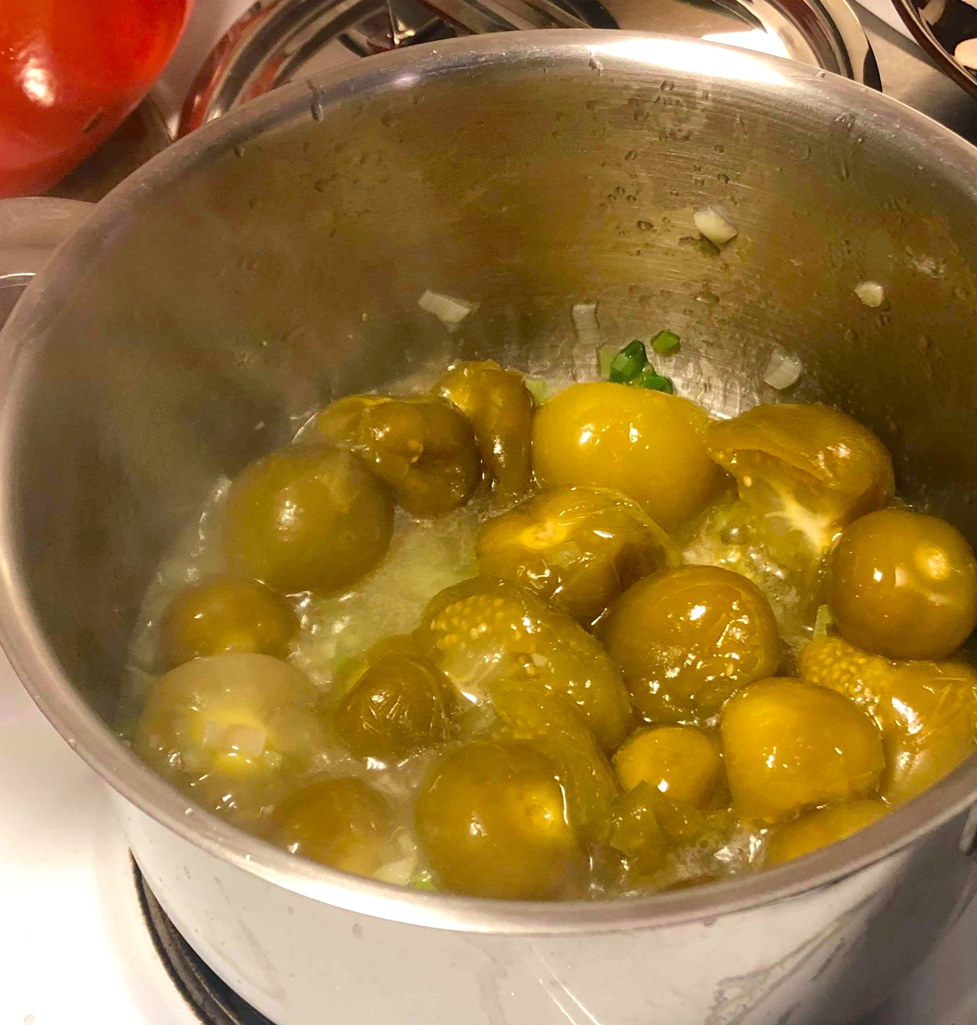 Det här ska bli salsa på tomatillos. Här är ett superenkelt recept.