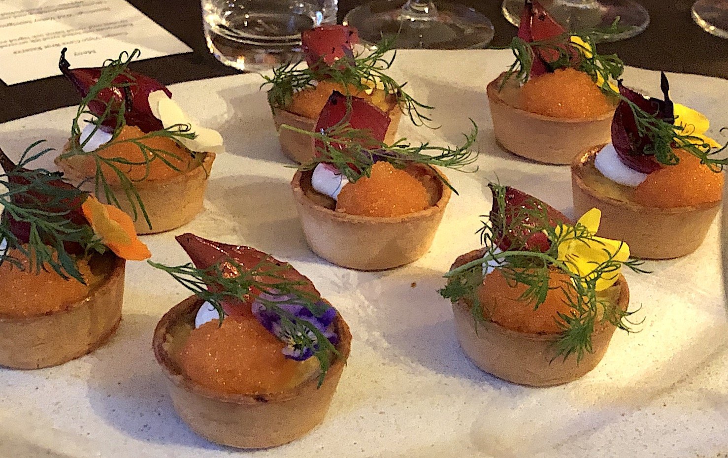 Små tarteletter med ost, löjrom och picklad lök slank ner med en trevlig cava till.