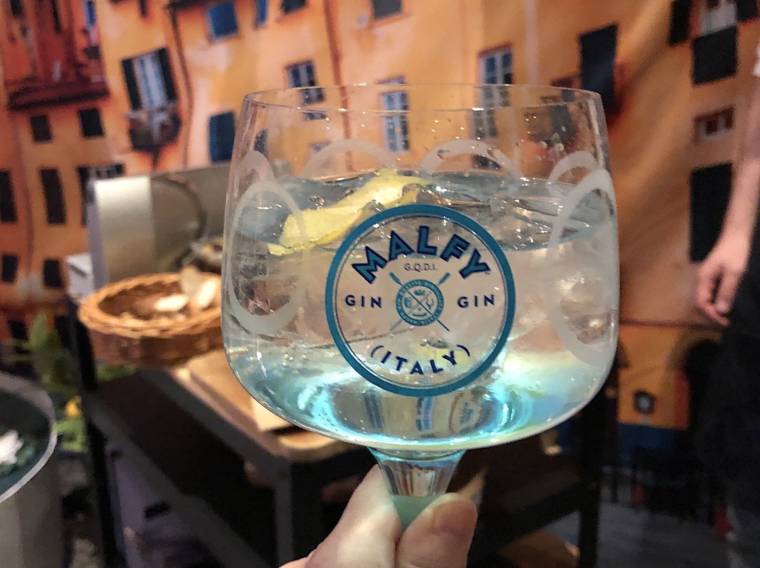 Italienska ginen Malfy serveras i ett rum som gjorts om till en italiensk trattoria.