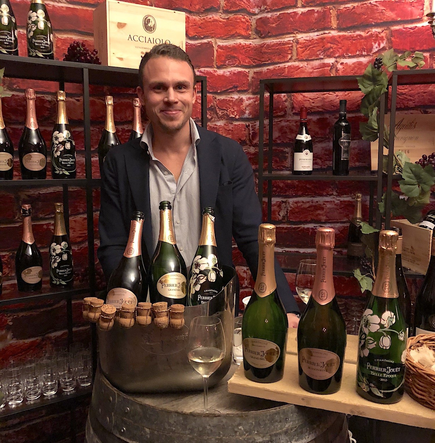 Martin Gilck serverar champagnen Perrier Jouet i det supermysiga vinkällarrummet.