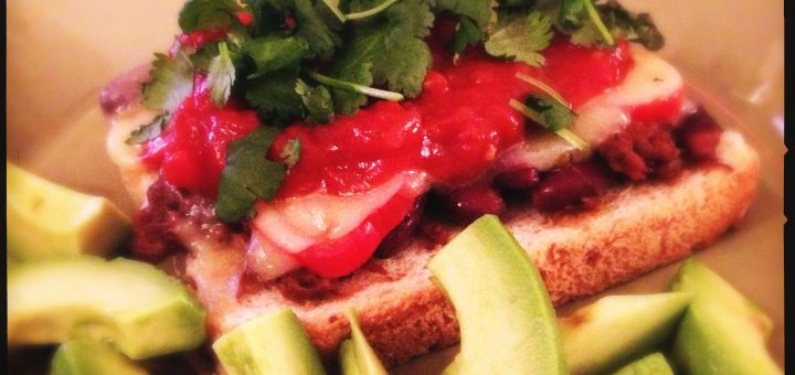 Varm macka med chili och salsa.