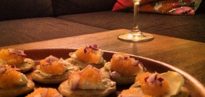 Blinier med smetana, rödlök och sikrom.