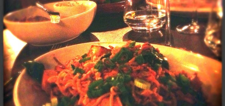 Underbara nudlar med tofu på Nosh and Chow.