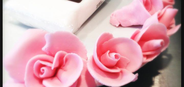 sockerrosor av sugar paste.