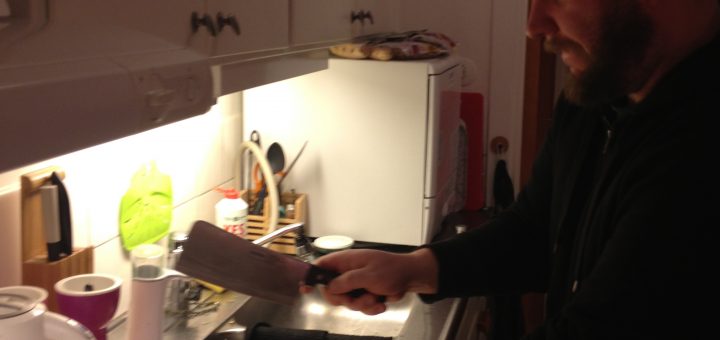 Tomas hugger revben.