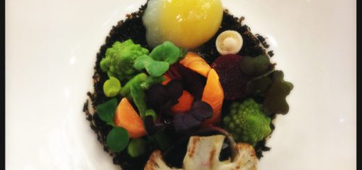 Kaviar med blomkålspuré och vaktelägg. Med mera.