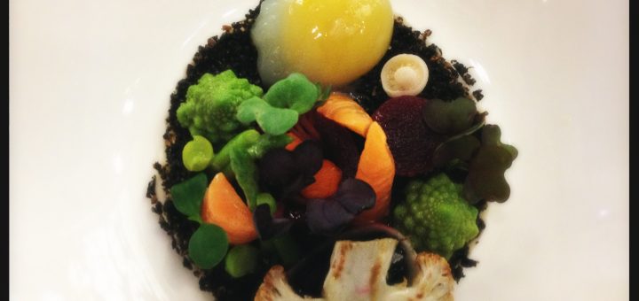 Kaviar med blomkålspuré och vaktelägg. Med mera.