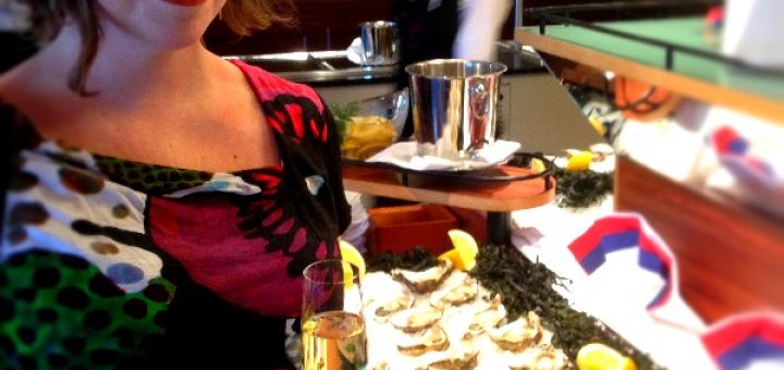 Mycket franskt med ostron och champagne.