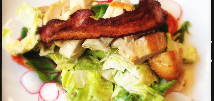 En Grand Caesar Sandwich med avokado och rädisor.