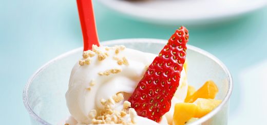 På nya yoghurtglassbaren Yoghs väljer man själv alla tillbehör och betalar efter vikt.