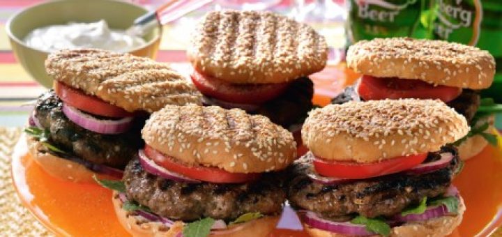 Det är stor skillnad på rosa i mitten och rå. Brassa burgaren ordentligt!