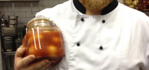 Pontus Bauer kockar på Love Food Cafe, Hornsgatan i Stockholm. Han är också en stolt picklare!