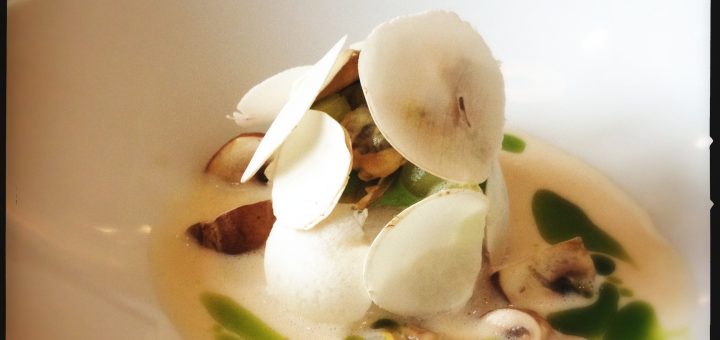 Tommy Myllymäkis underbara sejrätt med rökt champinjon och musslor.