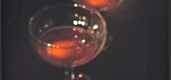 Här var bara slumpen kvar på Dagens drink som var vodka, cognac, grenadin och lime. Hur god som helst. Och suddig!