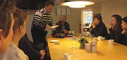 Johan Almling och Pigge Hall höll knivskola för en andäktig redaktion.