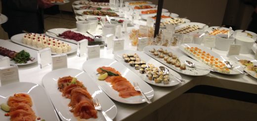 Fiskbordet var så bra att det var svårt att gå vidare. Godast var den havtornsgravade laxen och terrin på rökt mandelpotatis.