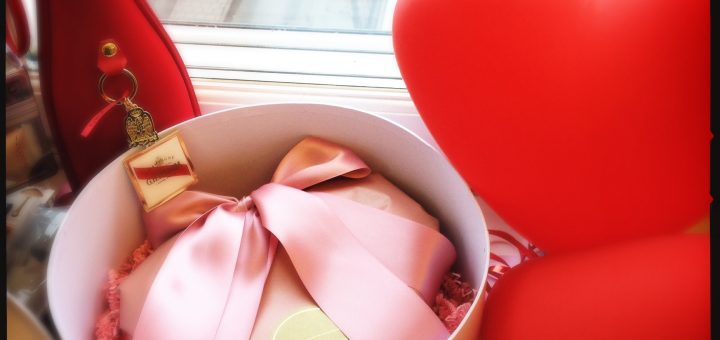 Praliner i hjärtask från Lindt och Champagne från Mumm. I morgon firar vi att vi alla har hjärtan!