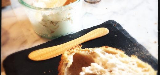 Baconfett med svartpeppar på nybakat surdegsbröd.