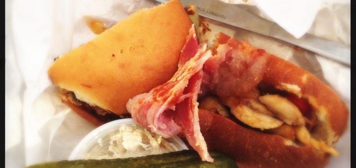 Halv hamburgare plus halv kycklingmacka och en massa bacon på BonBonDeli.