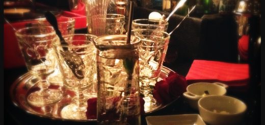 I den mysiga baren drack jag en St German Cocktail. Här är det bordsservering goda drinkar och mysiga stora soffor som gäller.