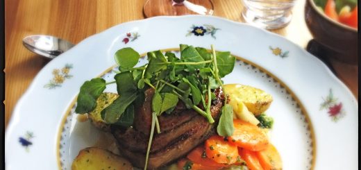 Fläskrulad med gremolata och gräddstuvad spetskål på Miss Clara.