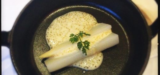 Aptitretare på Metropol Palais, vit sparris med löjromssås.