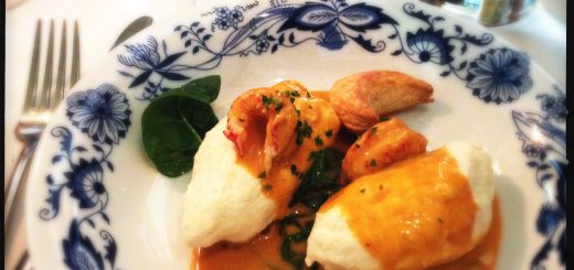 Queneller med kräftsås och pilaffris på Bistro Jarl.