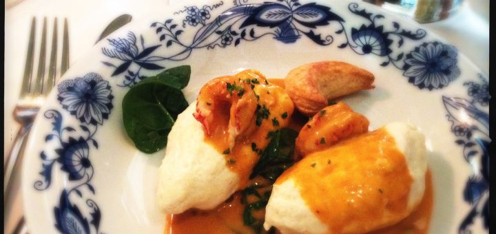 Queneller med kräftsås och pilaffris på Bistro Jarl.