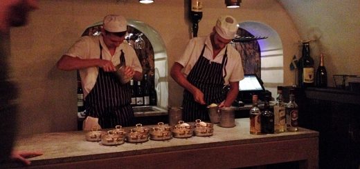 I en vrå längst in på Flying Elk fixar dessa snubbar desserterna.