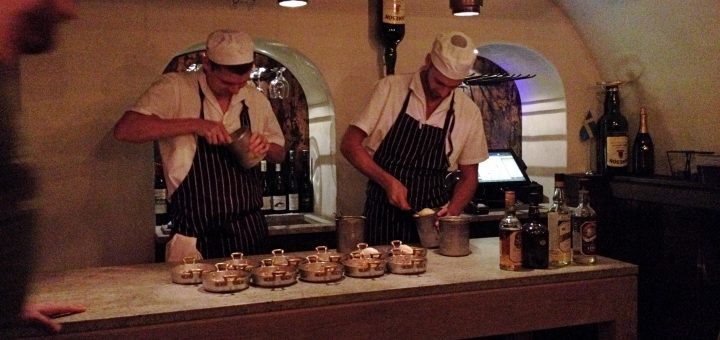 I en vrå längst in på Flying Elk fixar dessa snubbar desserterna.