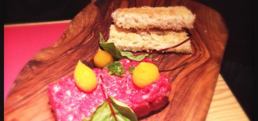 Råbiff med kräm på äggula.