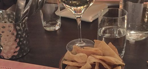 Lite australiensisk sauvignin blanc och nachos medan man studerar menyn på YUC!