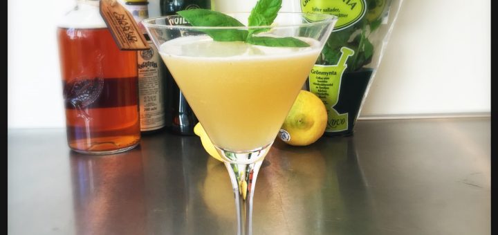 En underbar syrlig cocktail med whisky, citron, honung och mynta.