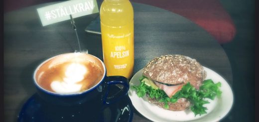 Frukost på Wayne's Coffee.