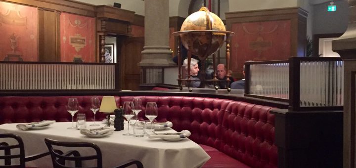 Mysigt inrett på Boston Grill i Stockholms Centralstation.