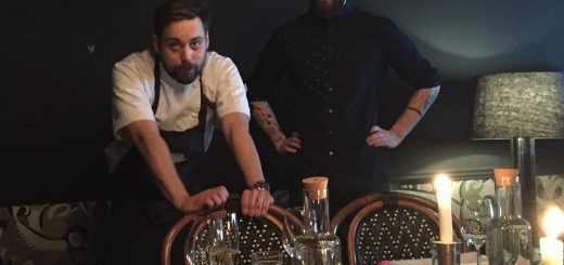 Kökschef Petter Viding och barchef Oscar Högberg bjöd på en tryffeldoftande fyrarätterslunch med drinkar till på Mister French.