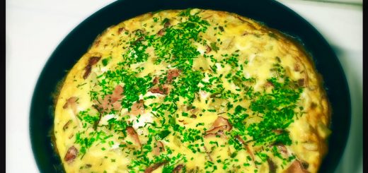 frittata med kycklingbacon, potatis och paprika.