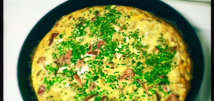 frittata med kycklingbacon, potatis och paprika.