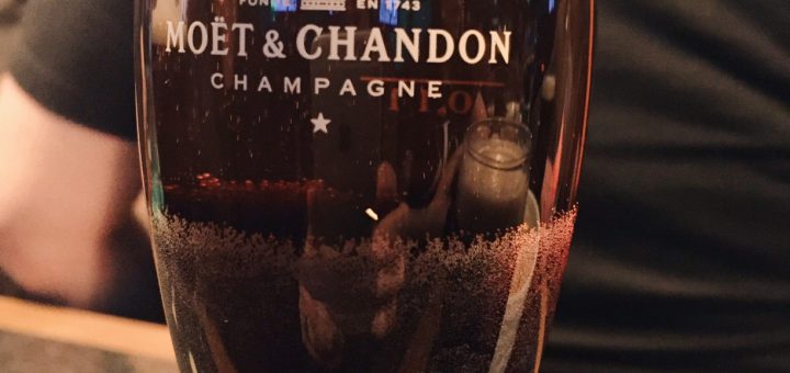 Drinken Black Velvet består av lika delar Champagne och Stout.