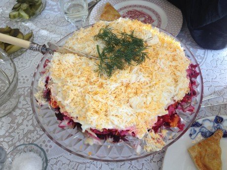 När man får lunch hos kokboksförfattaren och matkreatören Lena Söderström finns den här fantastiska silltårtan på bordet: Under pälsen.