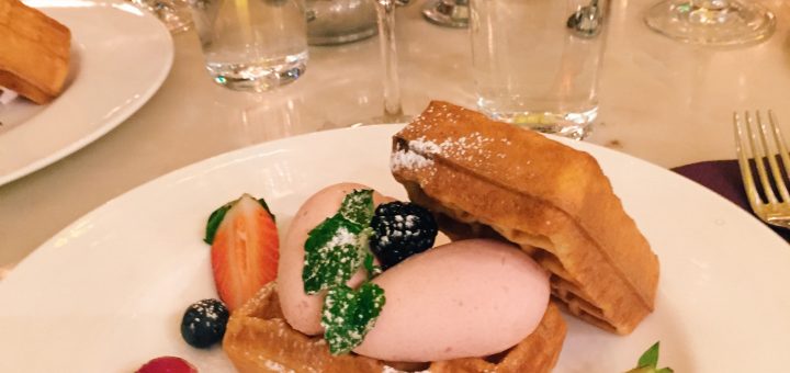 Per Bäckströms fantastiska våffla med hallongelé, rosévinsgelé och jordgubbsbavarois.