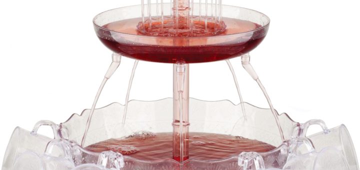 Dryckesfontänen från Emerio är gjord i plast, rymmer 3,5 liter och lyses upp av ledlampor.