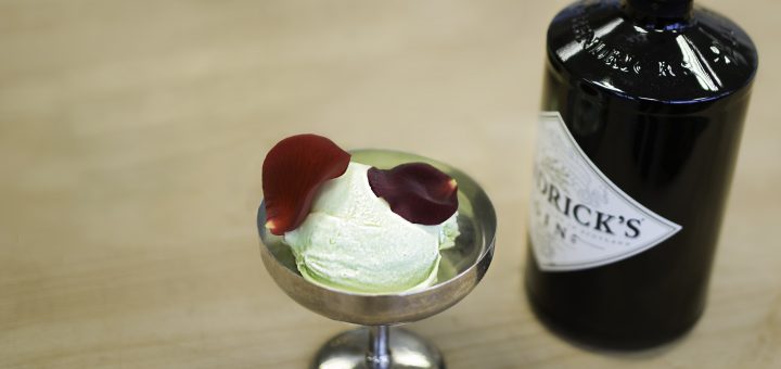 Recept på en frisk sorbet med gin och gurka som du kan göra utan glassamaskin.