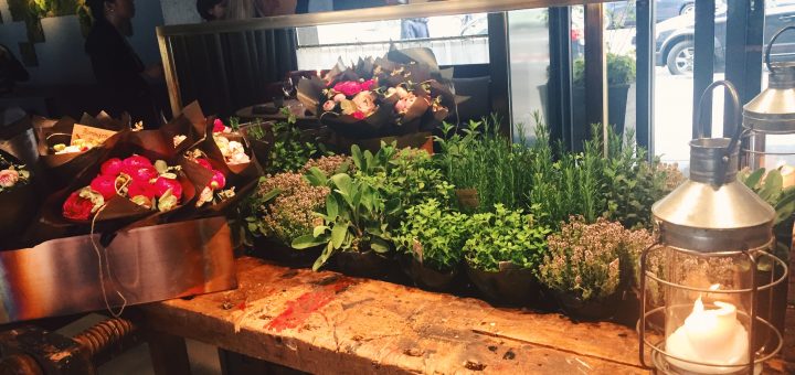 Nya krogen Hantverket välkomnar gästerna med en gammal fin snickarbänk.