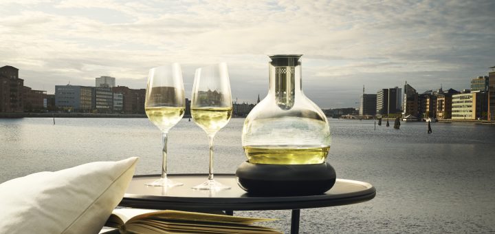 Den här snygga vinkylaren har ett "element" som man har i frysen när man inte använder det.