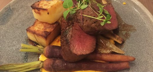 Hjortfilé med pumpacreme, potatisfondant och morötter.