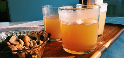 Varm drink med smak av äpple, kanel, ingefära och citron.